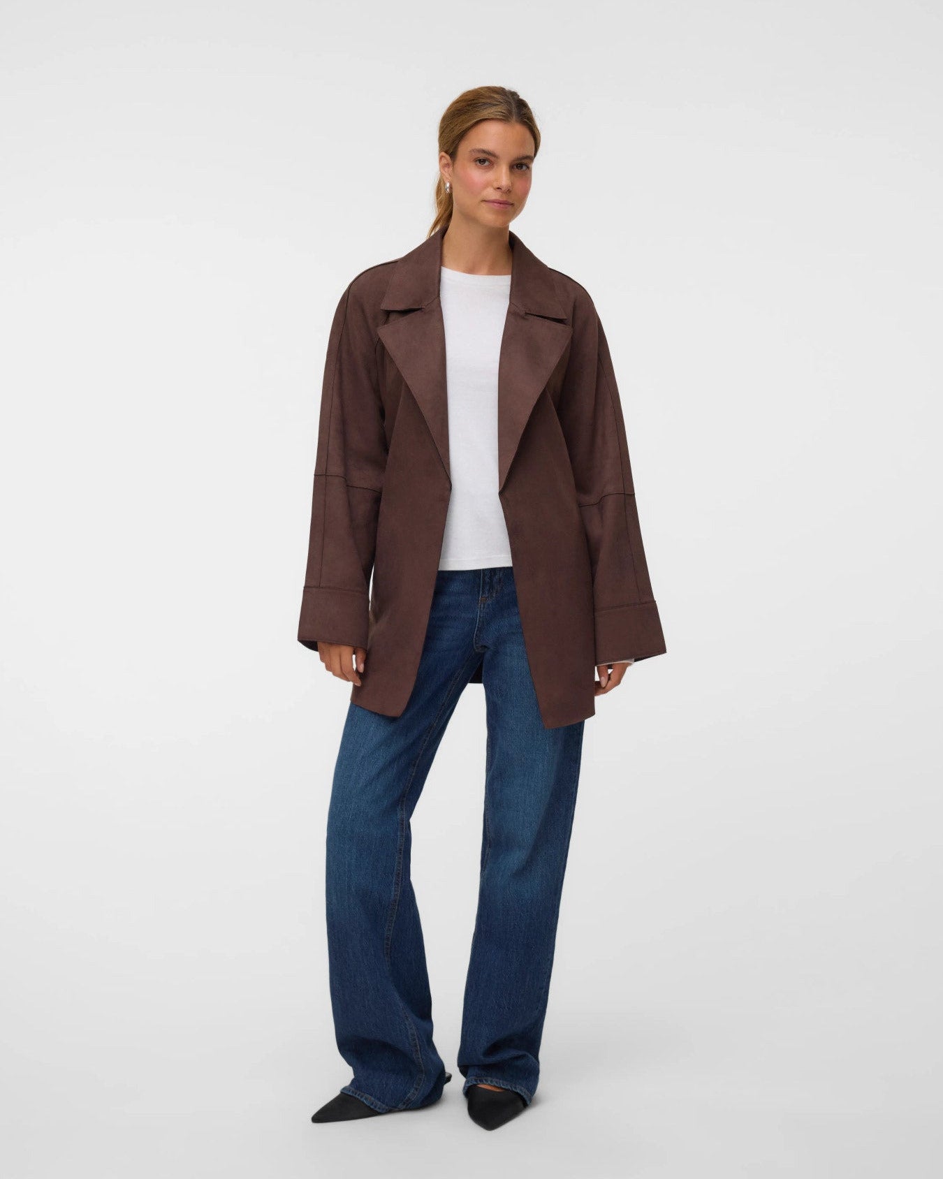 Γυναικείο σακάκι faux suede Vero Moda με ζώνη καφέ, μπροστινή όψη, ολόσωμη εμφάνιση σε μοντέλο