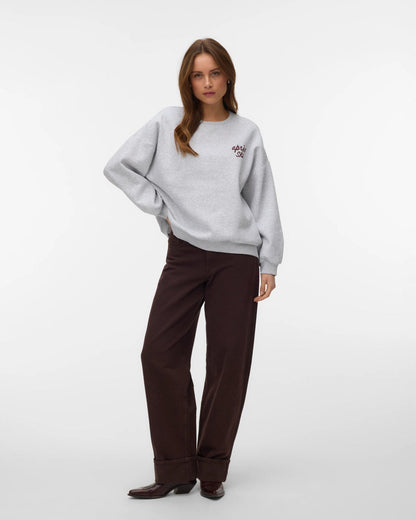 γυναικείο VERO MODA γκρι μελανζέ oversized φούτερ après ski τύπωμα ολόσωμη όψη μοντέλου
