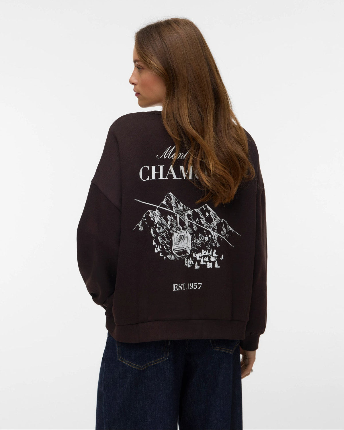 γυναικείο VERO MODA σκούρο καφέ oversized φούτερ Chamonix graphic βουνά τελεφερίκ πλαϊνή πίσω όψη
