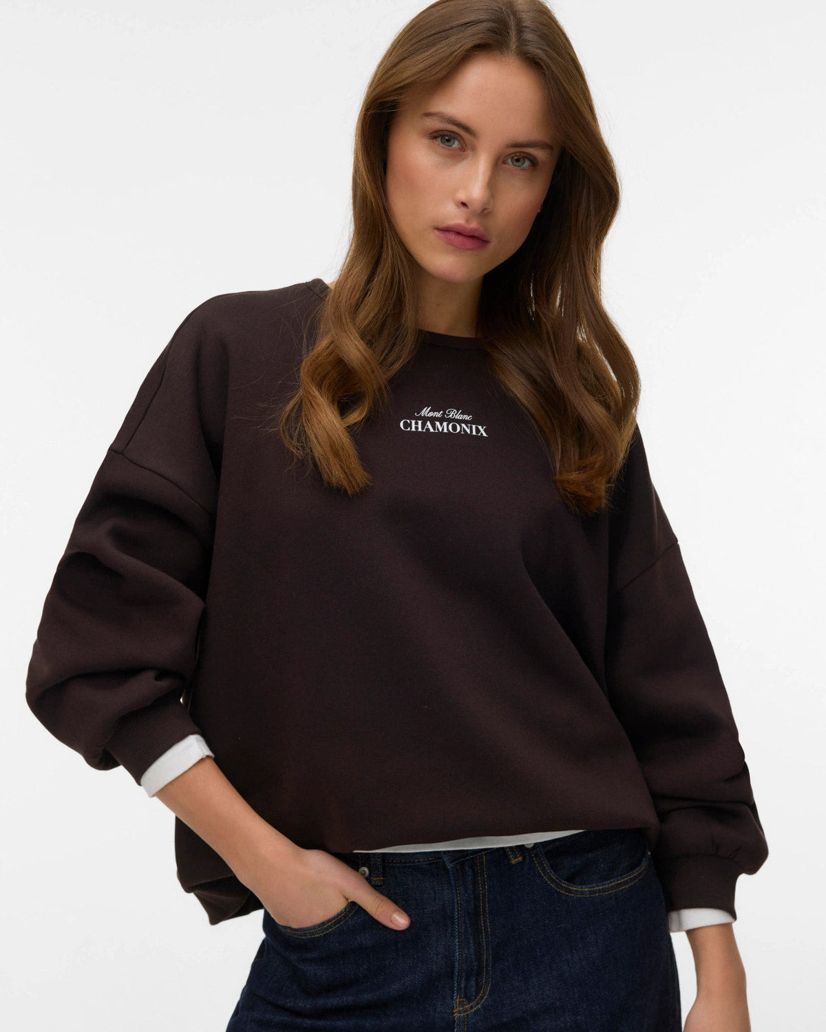 γυναικείο VERO MODA σκούρο καφέ oversized φούτερ Mont Blanc Chamonix μπροστινή όψη μοντέλου
