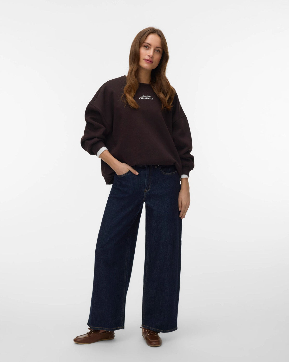 γυναικείο VERO MODA σκούρο καφέ oversized φούτερ Mont Blanc Chamonix τύπωμα ολόσωμη όψη μοντέλου
