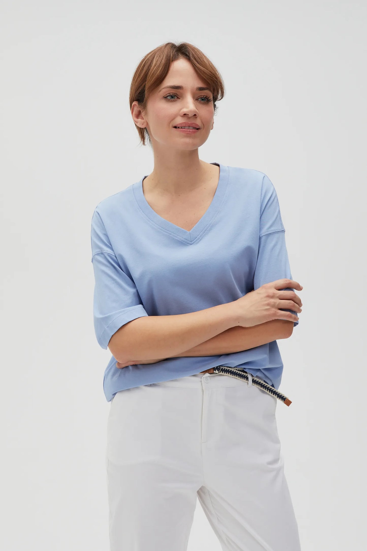 Λεπτομέρεια V λαιμόκοψης σε MOODO γαλάζιο basic t-shirt, 100% cotton, άνετη γραμμή