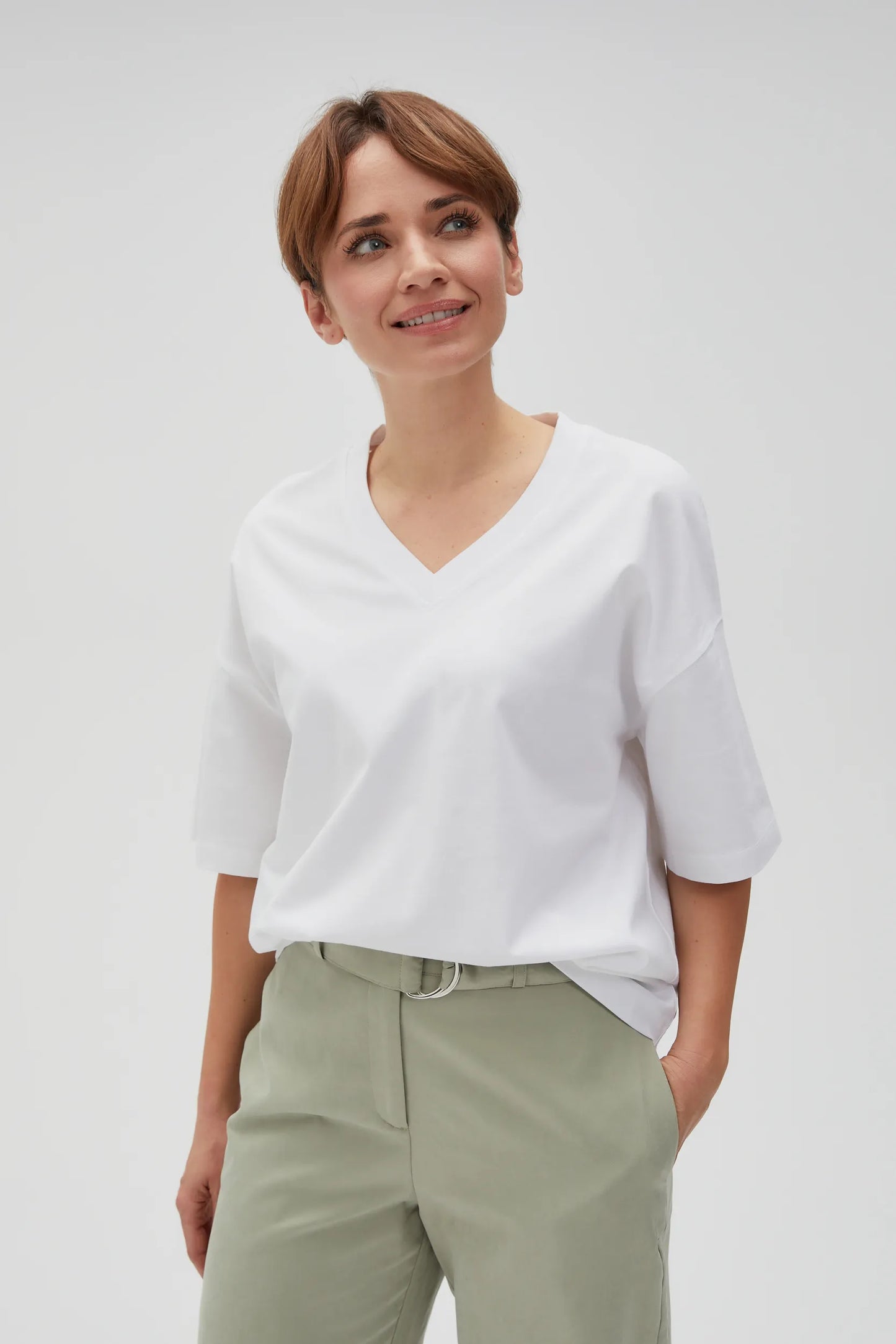 MOODO Γυναικείο basic t-shirt λευκό, V λαιμόκοψη, μανίκι μέχρι τον αγκώνα, ριχτοί ώμοι, μπροστινή όψη