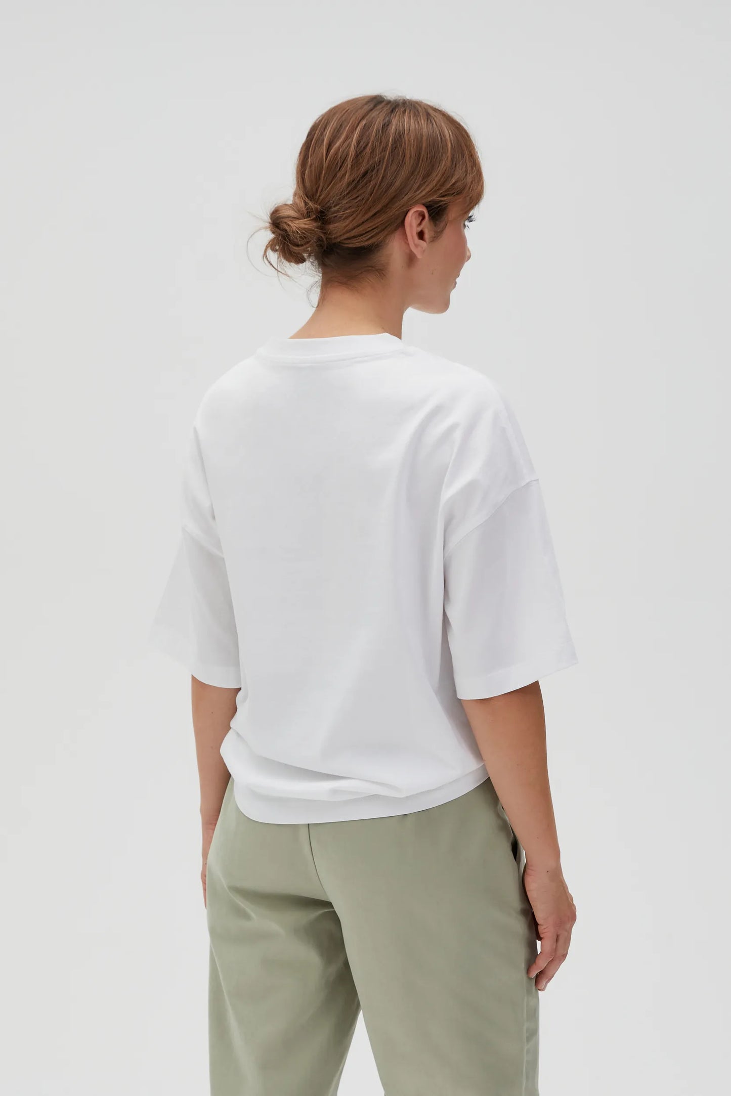 MOODO Γυναικείο basic t-shirt λευκό, πίσω όψη, άνετη γραμμή, 100% cotton, ριχτοί ώμοι