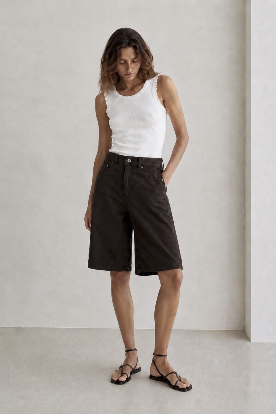 Denim baggy βαμβακερή βερμούδα καφέ, κλασσικό 5τσεπο σχέδιο, άνετη εφαρμογή.