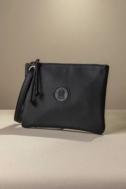 γυναικεία FRAGOLA BAGS μαύρο τσαντάκι νεσεσέρ ανάγλυφη υφή φερμουάρ λουράκι καρπού μπροστινή όψη
