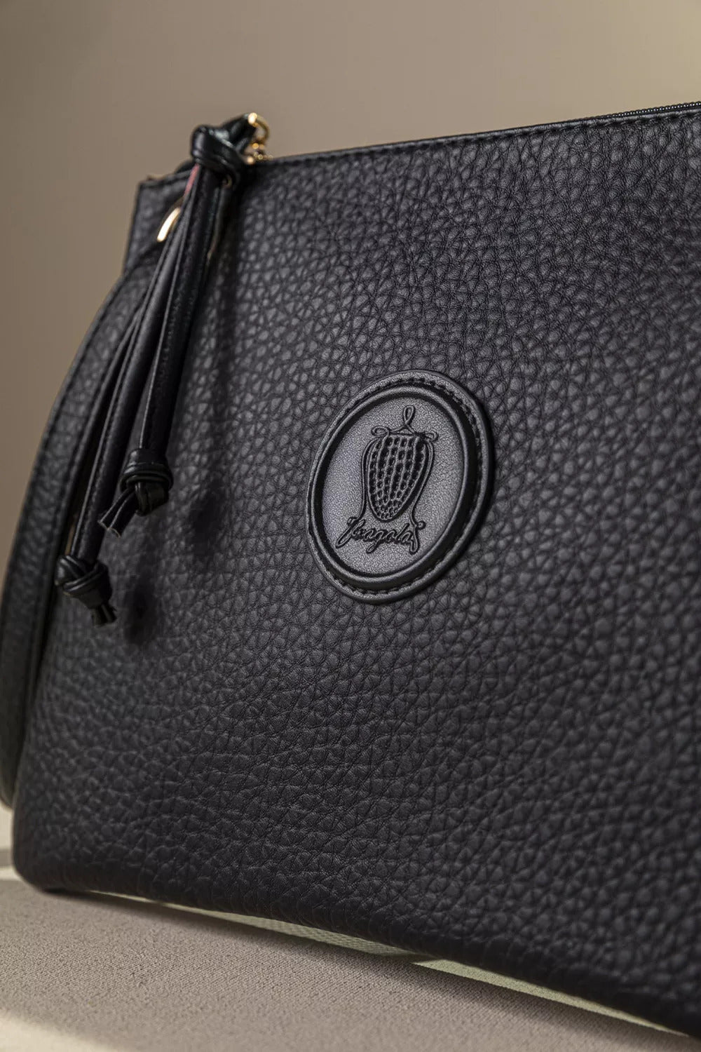 γυναικεία FRAGOLA BAGS μαύρο τσαντάκι νεσεσέρ κοντινό logo ανάγλυφη υφή συνθετικό δέρμα
