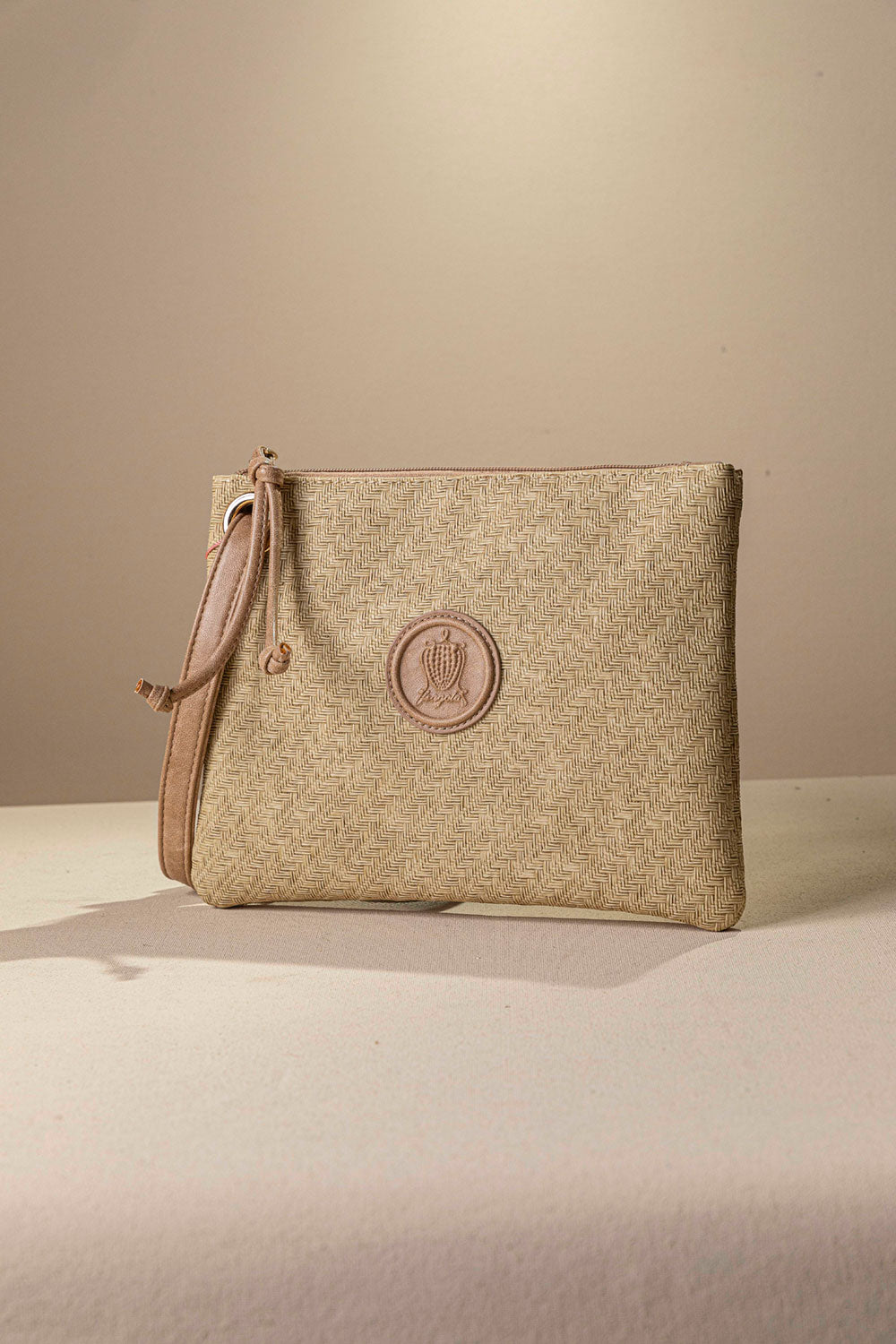 Τσαντάκι/νεσεσέρ με υφή ψάθας