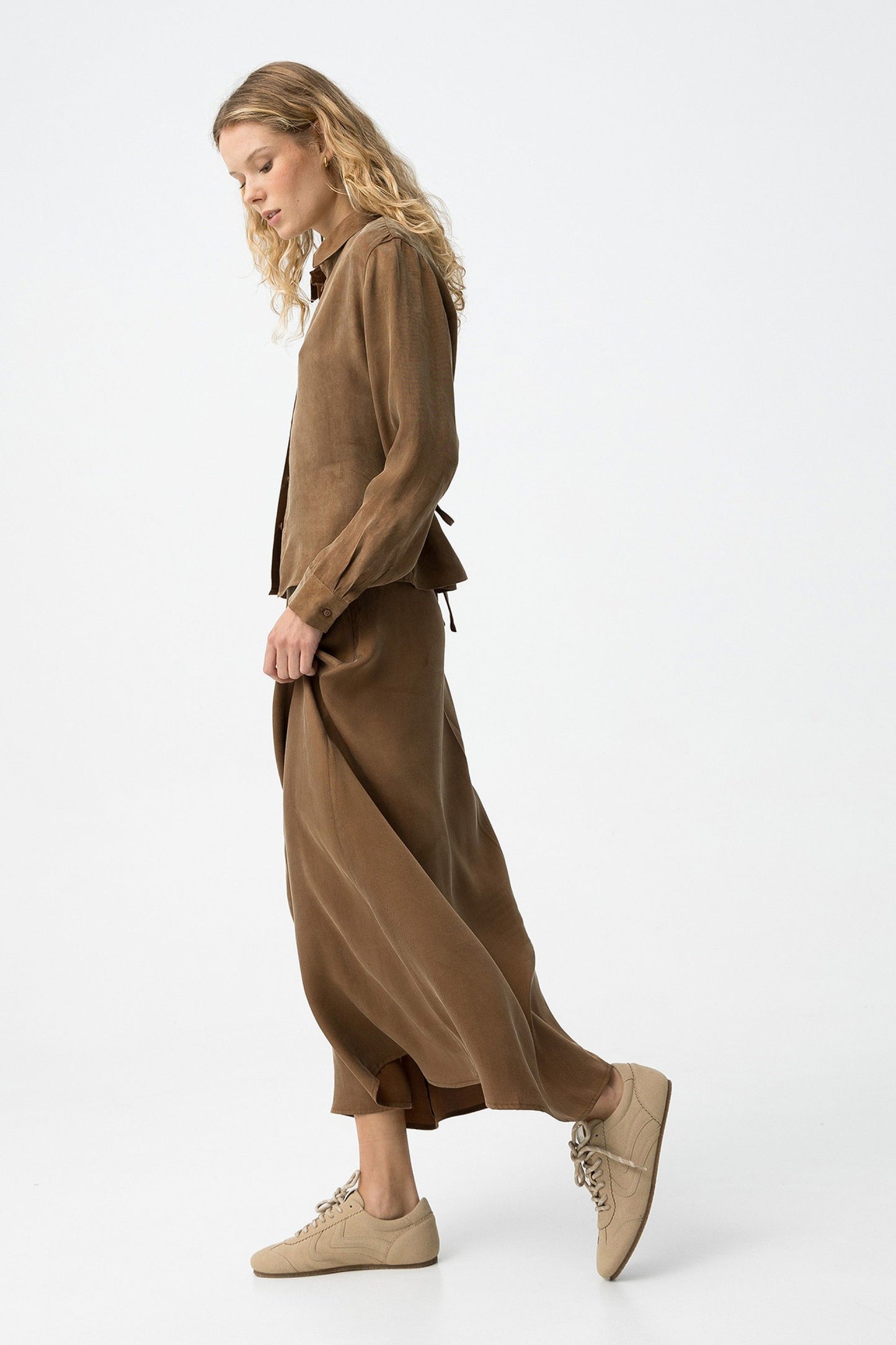 Tiffosi Midi Φούστα Flowy Regular Fit ολόσωμη εμφάνιση πλάγια όψη