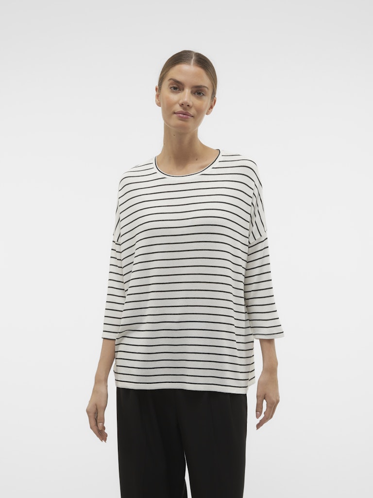 VERO MODA Γυναικεία ανοιξιάτικη μπλούζα πλεκτή oversized, ριγέ άσπρο μαύρο, στρογγυλή λαιμόκοψη, μανίκι 3/4, μπροστινή όψη