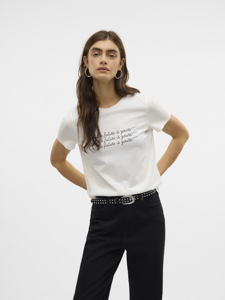 VERO MODA Γυναικείο t-shirt λευκό με τύπωμα THE FUTURE IS YOURS, στρογγυλή λαιμόκοψη, κανονική εφαρμογή, μπροστινή όψη με μοντέλο