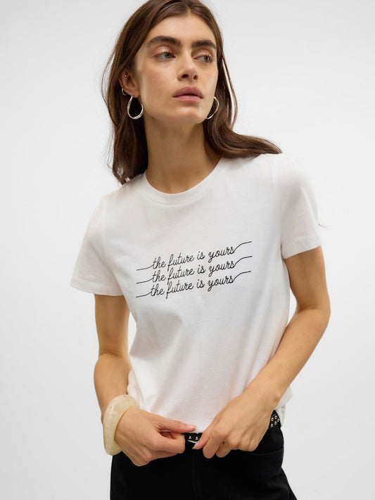 VERO MODA Γυναικείο t-shirt λευκό με τύπωμα THE FUTURE IS YOURS, στρογγυλή λαιμόκοψη, κανονική εφαρμογή, μπροστινή όψη