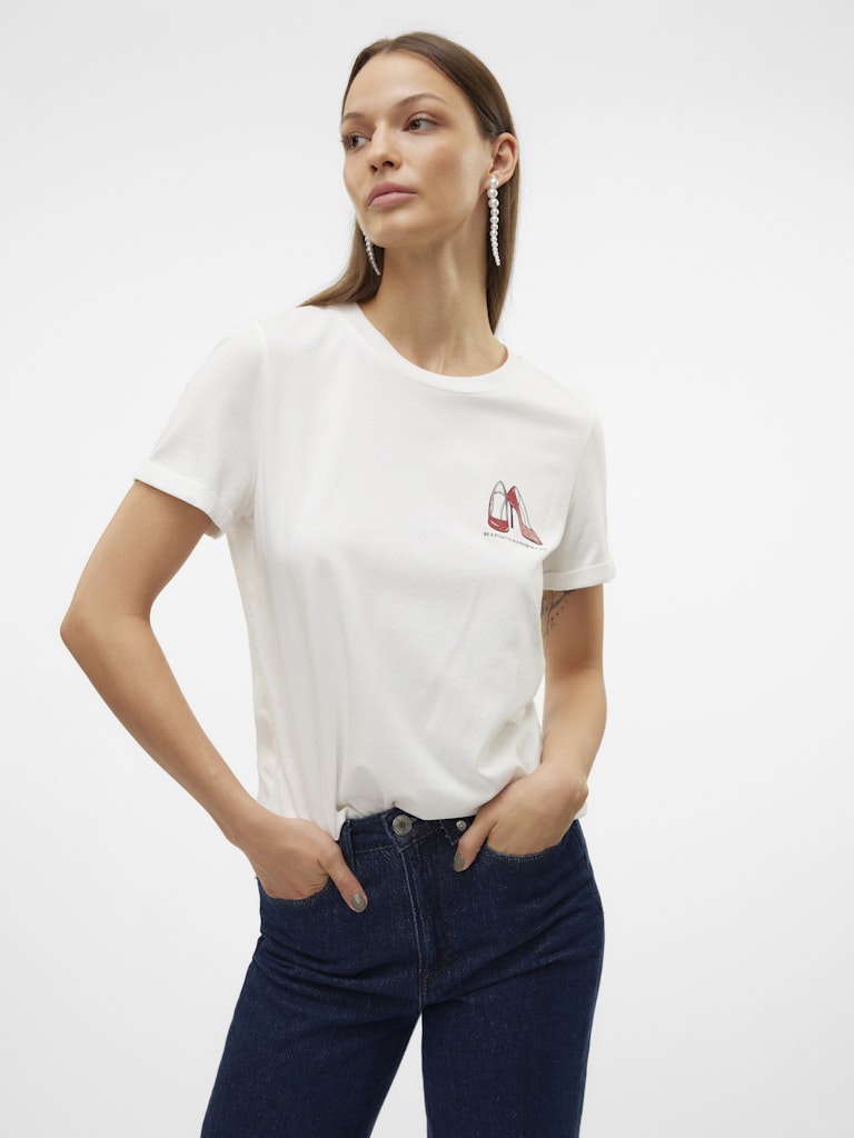 VERO MODA λευκό t-shirt με τύπωμα RED GLITTER STILLETO, πλάγια όψη, στρογγυλή λαιμόκοψη, κοντό μανίκι