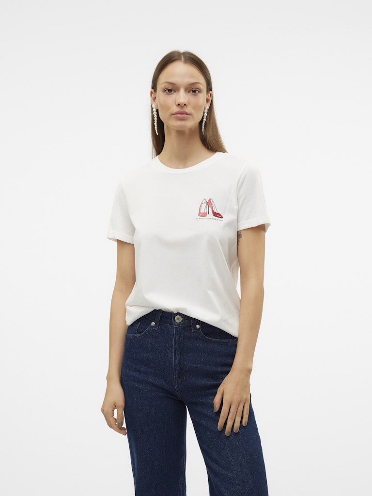 VERO MODA Γυναικείο λευκό t-shirt με τύπωμα RED GLITTER STILLETO, στρογγυλή λαιμόκοψη, κανονική εφαρμογή, μπροστινή όψη