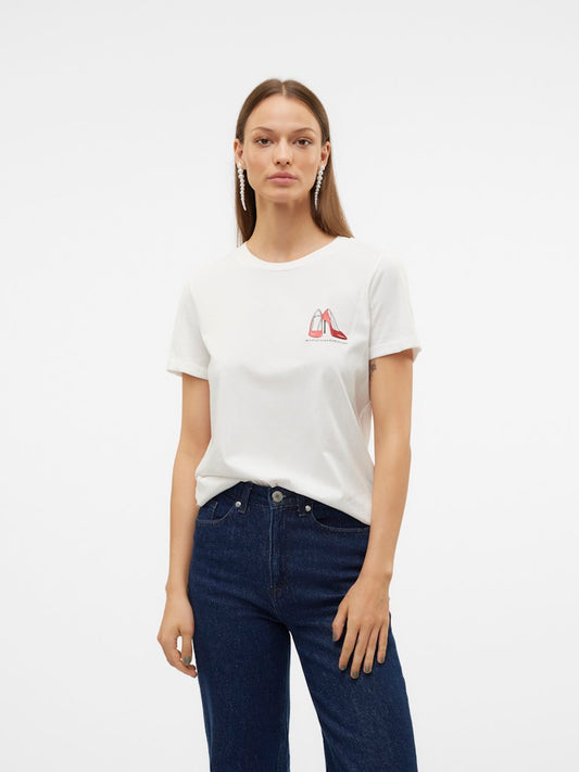 VERO MODA Γυναικείο λευκό t-shirt με τύπωμα RED GLITTER STILLETO, στρογγυλή λαιμόκοψη, κανονική εφαρμογή, μπροστινή όψη