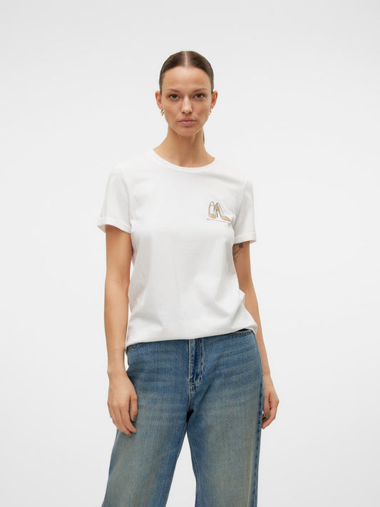 VERO MODA Γυναικείο λευκό t-shirt με τύπωμα GOLD GLITTER STILLETO, στρογγυλή λαιμόκοψη, κανονική εφαρμογή, μπροστινή όψη