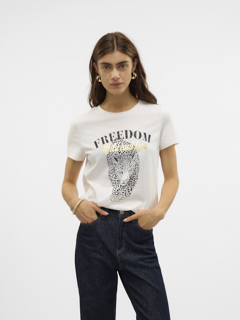 VERO MODA Γυναικείο λευκό t-shirt με τύπωμα ANIMAL FREEDOM WILD AND FREE, στρογγυλή λαιμόκοψη, κανονική γραμμή, μπροστινή όψη