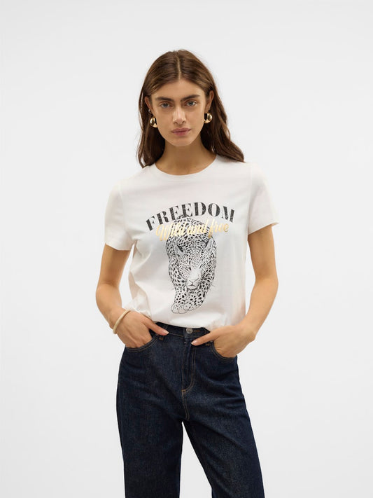 VERO MODA Γυναικείο λευκό t-shirt με τύπωμα ANIMAL FREEDOM WILD AND FREE, στρογγυλή λαιμόκοψη, κανονική γραμμή, μπροστινή όψη