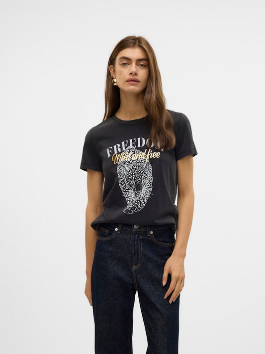 VERO MODA Γυναικείο μαύρο t-shirt με τύπωμα ANIMAL FREEDOM WILD AND FREE, στρογγυλή λαιμόκοψη, κανονική γραμμή, μπροστινή όψη