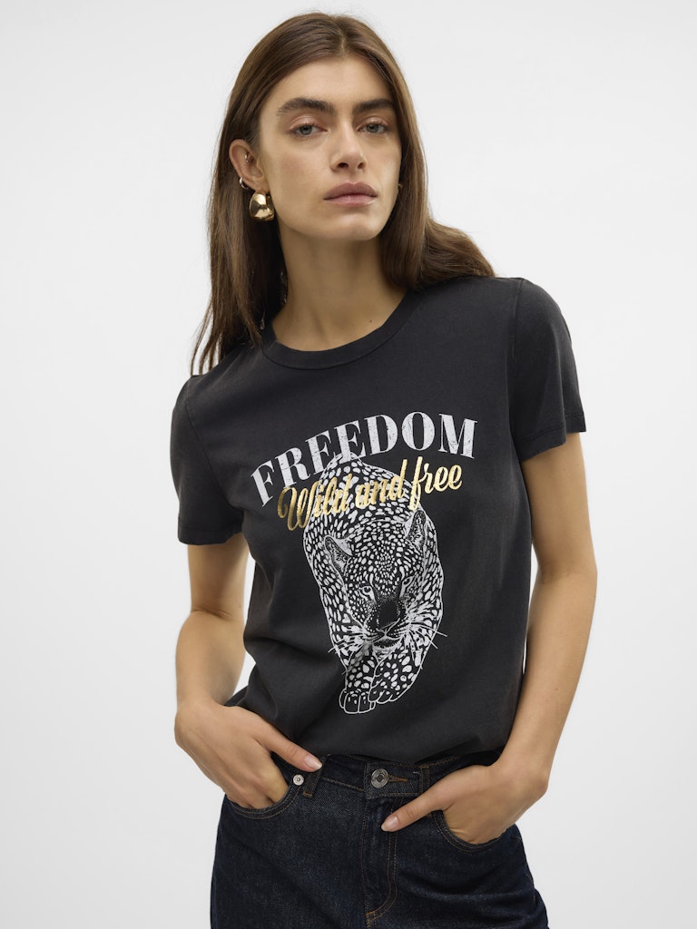 VERO MODA μαύρο t-shirt με τύπωμα ANIMAL FREEDOM WILD AND FREE, πλάγια όψη, κοντομάνικο, στρογγυλή λαιμόκοψη