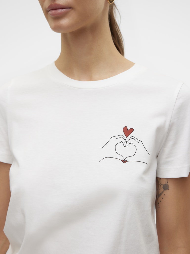 VERO MODA Λεπτομέρεια τυπώματος HEART OF HANDS σε γυναικείο t-shirt VERO MODA, τύπωμα στο στήθος