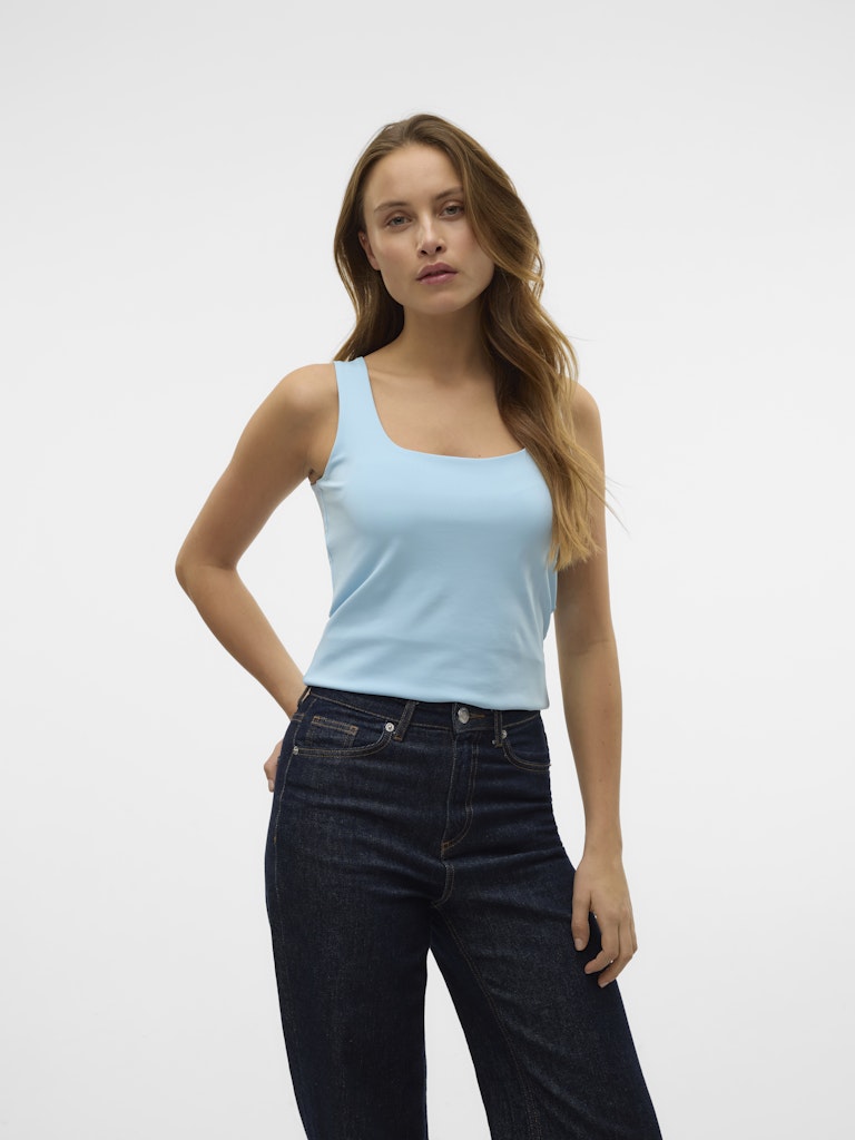 VERO MODA Γυναικείο basic τοπ γαλάζιο, τετράγωνη λαιμόκοψη, αμάνικο, μπροστινή όψη