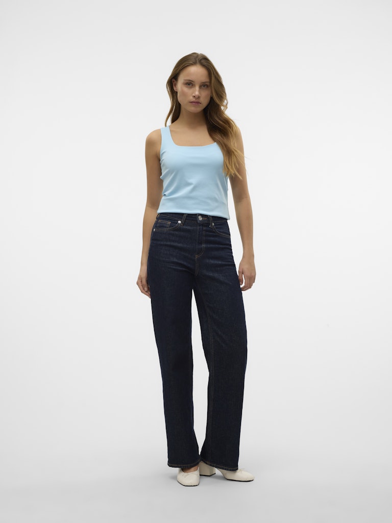 VERO MODA γαλάζιο basic τοπ συνδυασμένο με τζιν, casual καλοκαιρινό look, αμάνικο με τετράγωνη λαιμόκοψη