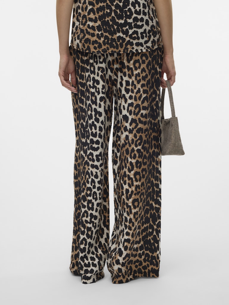 VERO MODA γυναικεία παντελόνα animal print, πίσω όψη, από 83% Viscose και 17% ανακυκλωμένο Nylon