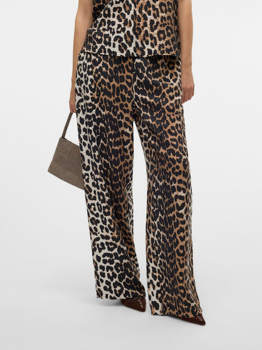 VERO MODA γυναικεία παντελόνα animal print, μπροστινή όψη, ψηλόμεση με φαρδιά γραμμή, συλλογή άνοιξη/καλοκαίρι