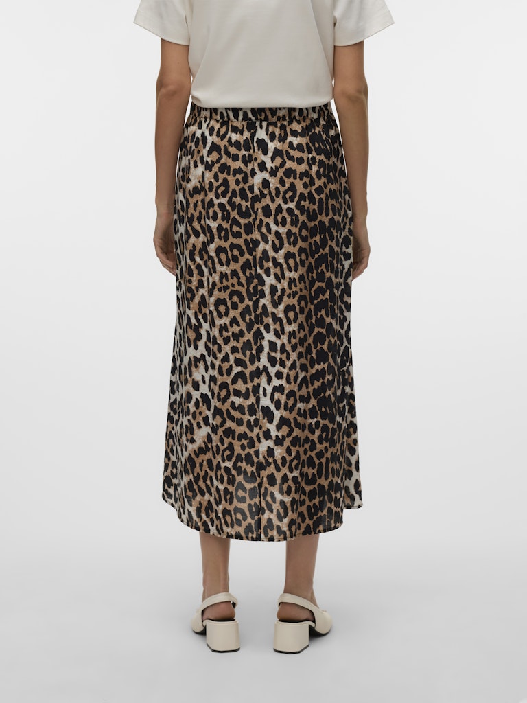 VERO MODA γυναικεία φούστα animal print, πίσω όψη σε μοντέλο, με μήκος 7/8 και χωρίς φόδρα