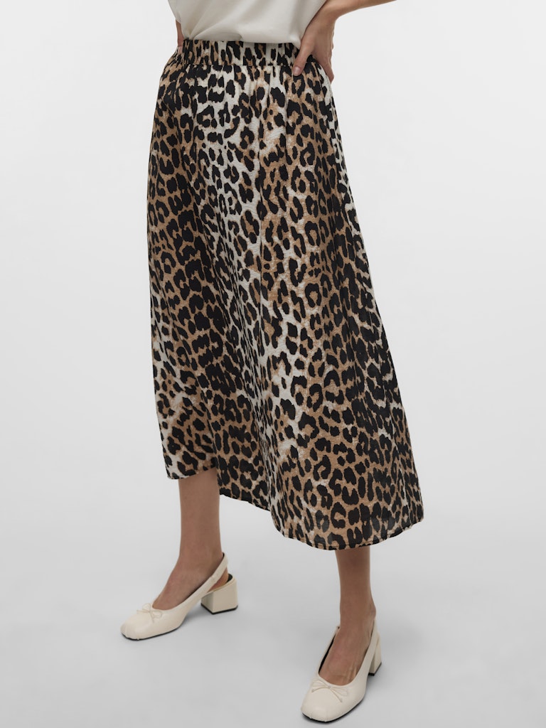 VERO MODA γυναικεία φούστα animal print, πλαϊνή όψη σε μοντέλο, συλλογή άνοιξη/καλοκαίρι, μήκος 7/8