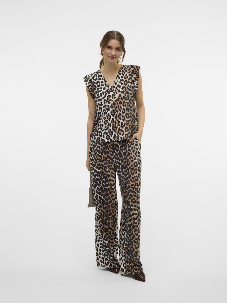 VERO MODA γυναικεία παντελόνα animal print, ολόσωμη φωτογραφία σε μοντέλο, ψηλόμεση με φαρδιά γραμμή