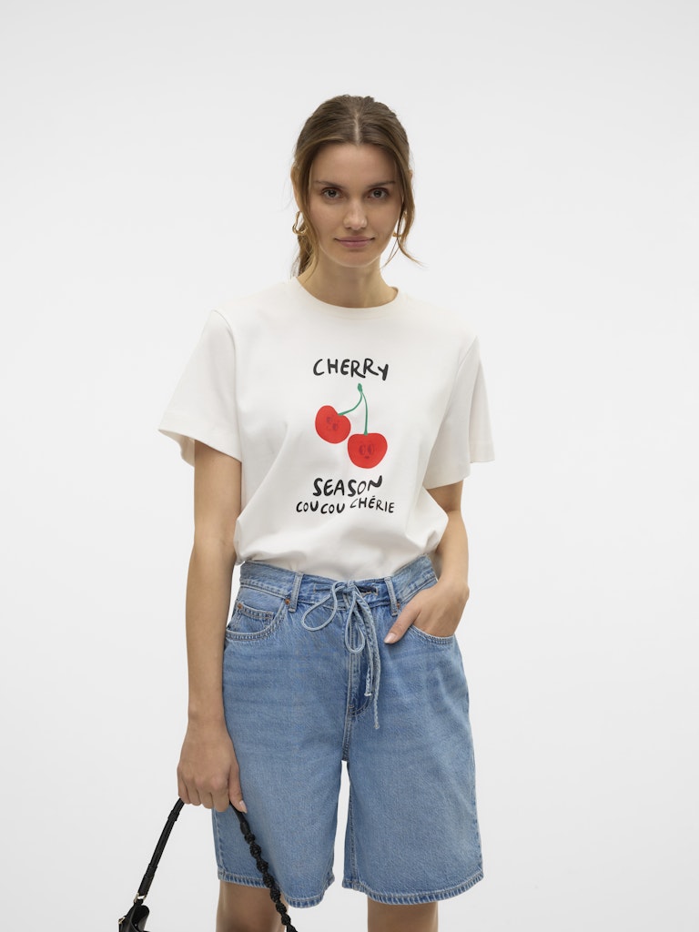 VERO MODA Γυναικείο λευκό T-shirt με τύπωμα CHERRY, στρογγυλή λαιμόκοψη, κανονική γραμμή, μπροστινή όψη