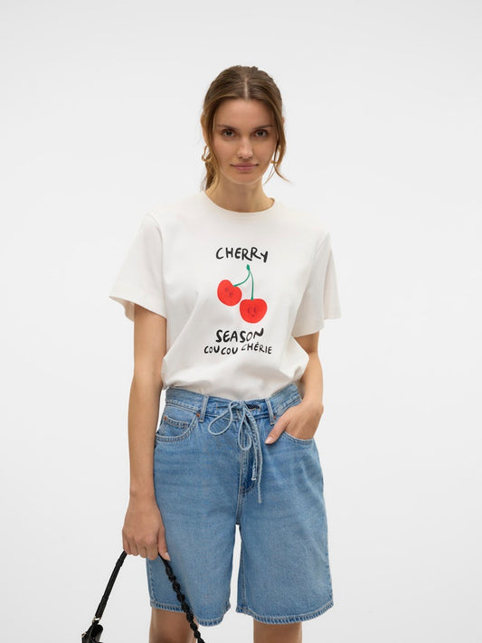 VERO MODA Γυναικείο λευκό T-shirt με τύπωμα CHERRY, στρογγυλή λαιμόκοψη, κανονική γραμμή, μπροστινή όψη