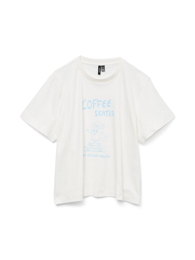 VERO MODA λευκό t-shirt με τύπωμα COFFEE SKATER, επίπεδη φωτογραφία μπροστινής όψης, κοντομάνικο