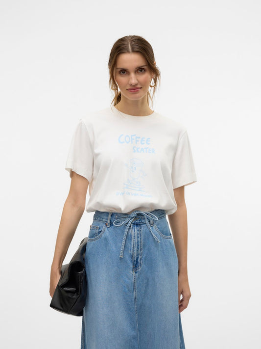 VERO MODA Γυναικείο λευκό t-shirt με τύπωμα COFFEE SKATER, στρογγυλή λαιμόκοψη, κανονική γραμμή, μπροστινή όψη