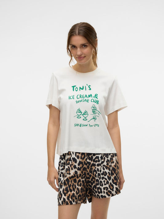 VERO MODA Γυναικείο λευκό t-shirt με τύπωμα TONIS ICE CREAM, στρογγυλή λαιμόκοψη, κανονική γραμμή, μπροστινή όψη