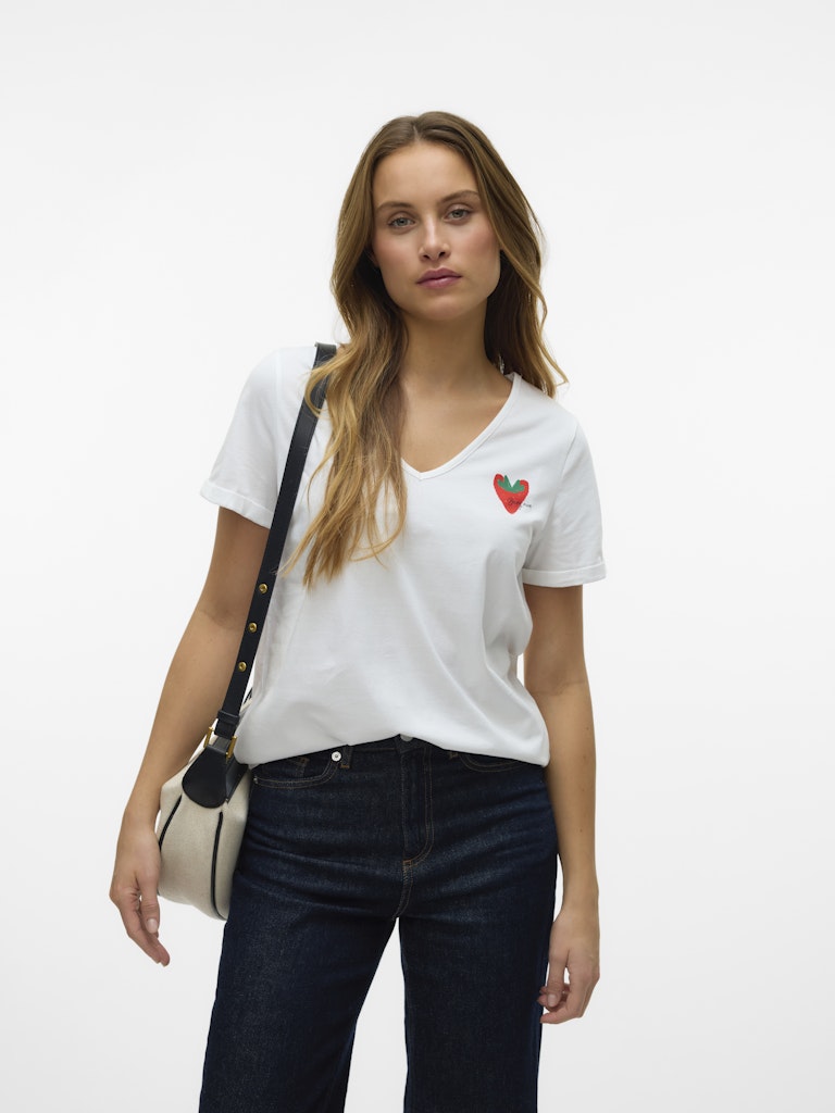 VERO MODA Γυναικείο κοντομάνικο λευκό T-shirt, V-λαιμόκοψη, τύπωμα φράουλα στο στήθος, μπροστινή όψη