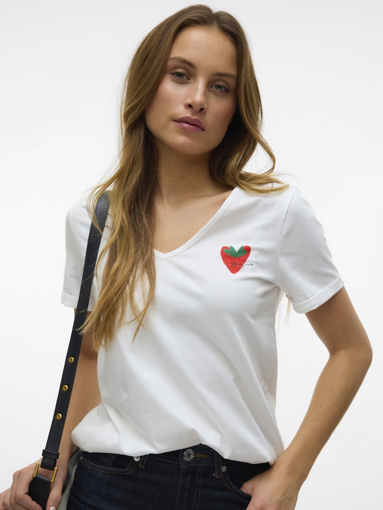 Λεπτομέρεια τυπώματος φράουλας σε λευκό T-shirt VERO MODA, V-λαιμόκοψη, 100% Organic Cotton