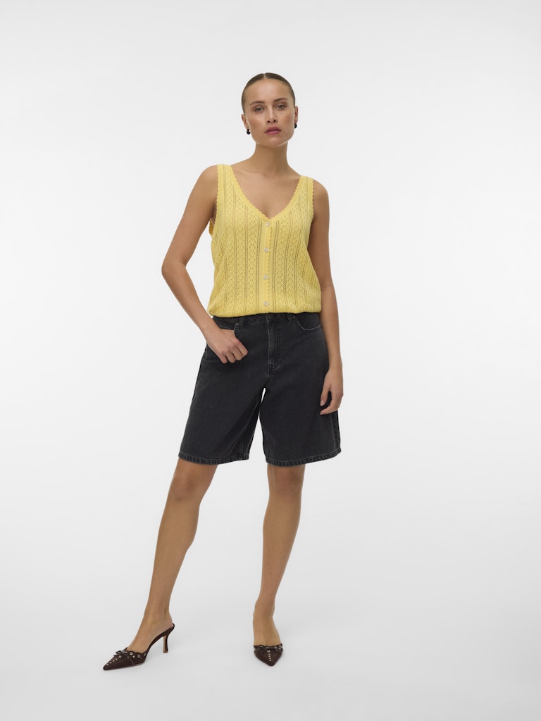 VERO MODA Πλεκτό Τοπ Αμάνικο V Λαιμόκοψη Ανάγλυφη Πλέξη Κίτρινο ολόσωμη εμφάνιση