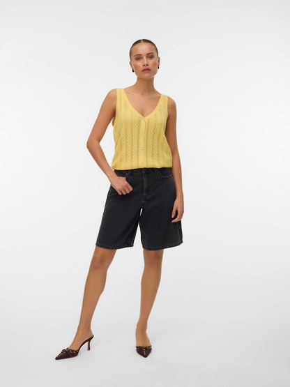 VERO MODA Πλεκτό Τοπ Αμάνικο V Λαιμόκοψη Ανάγλυφη Πλέξη Κίτρινο ολόσωμη εμφάνιση