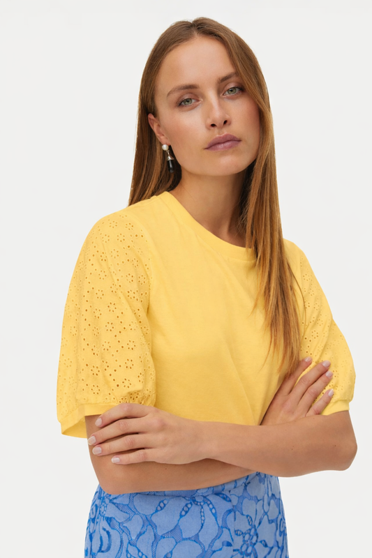 κίτρινο t-shirt Vero Moda μπροστινή όψη σε μοντέλο κοντινό