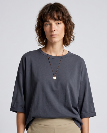 Γυναικεία ανθρακί oversized μπλούζα με στρογγυλή λαιμόκοψη, bust up εμφάνιση
