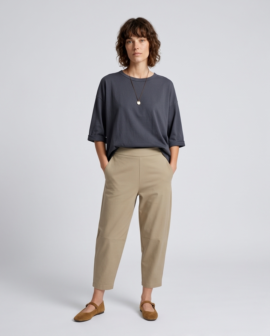Γυναικεία ανθρακί oversized μπλούζα με στρογγυλή λαιμόκοψη, ολόσωμη εμφάνιση με μπεζ παντελόνι
