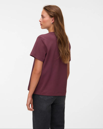 Γυναικείο basic t-shirt AWARE by Vero Moda μπορντό, πίσω όψη με τζιν
