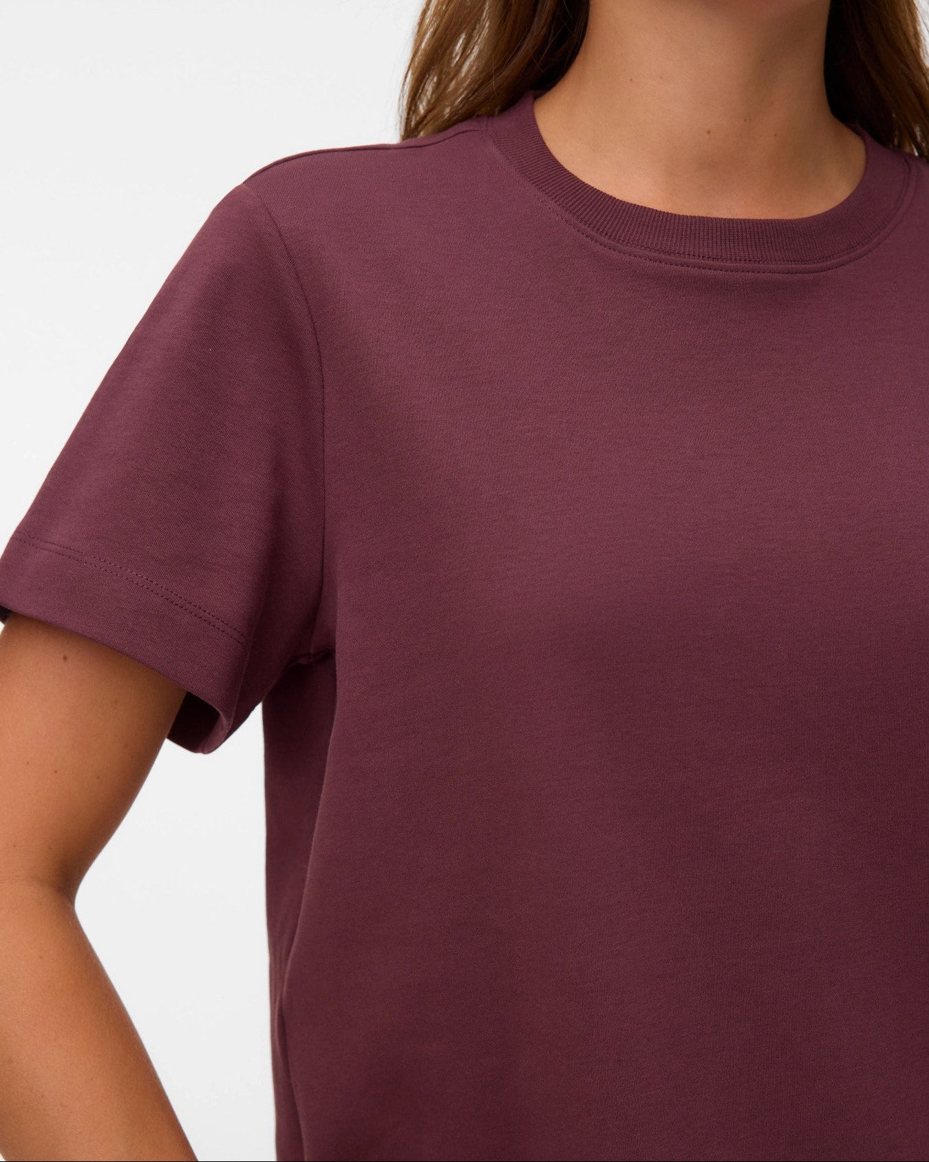 Λεπτομέρεια στρογγυλής λαιμόκοψης basic t-shirt AWARE by Vero Moda μπορντό
