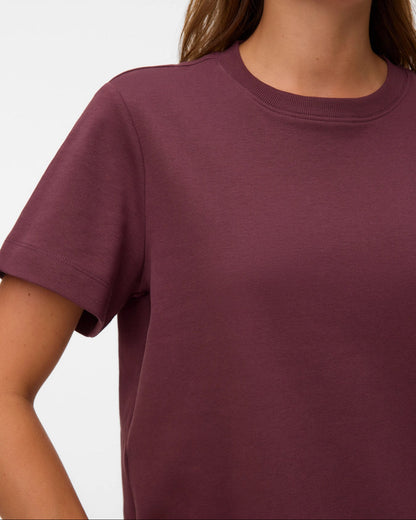Λεπτομέρεια στρογγυλής λαιμόκοψης basic t-shirt AWARE by Vero Moda μπορντό
