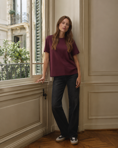 Γυναικείο basic t-shirt AWARE by Vero Moda μπορντό οργανικό βαμβάκι, editorial εμφάνιση
