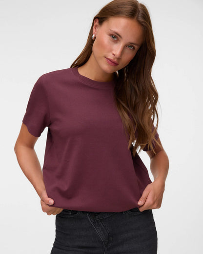 Γυναικείο basic t-shirt AWARE by Vero Moda μπορντό, μπροστινή όψη κοντινό
