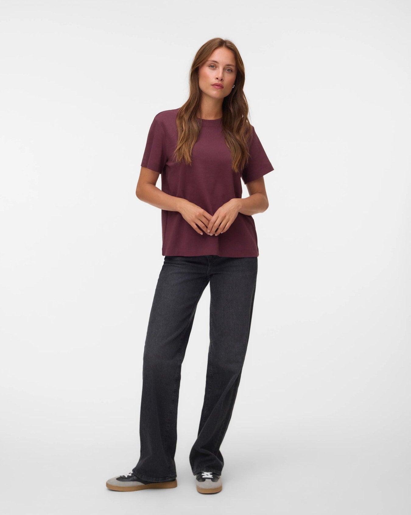 Γυναικείο basic t-shirt AWARE by Vero Moda μπορντό με wide leg τζιν, ολόσωμη εμφάνιση
